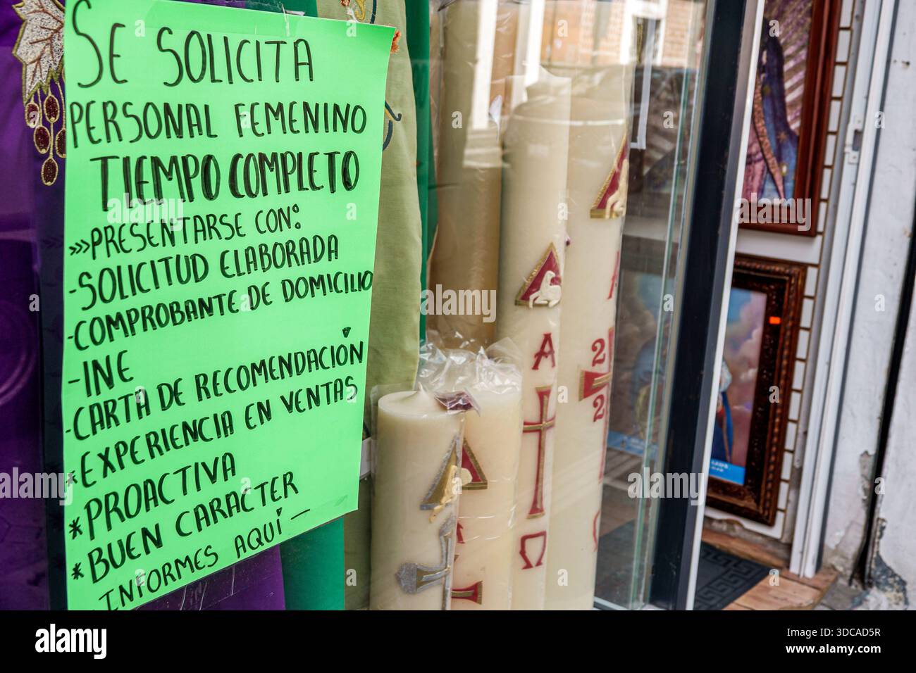 Puebla Mexico, centro storico historico, cartellone per l'assunzione di lavoro, vetrina, cartello a tempo pieno se solicita personal femenino, lavoro femminile Foto Stock