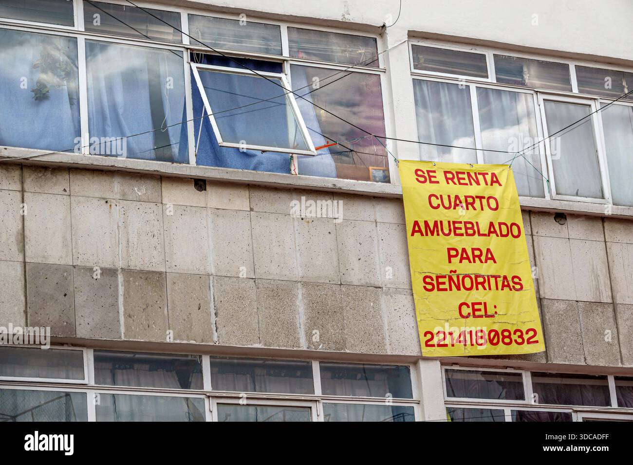 Puebla Mexico, centro storico di historico, esterno dell'edificio di appartamenti, finestre ai piani superiori, finestre a battente aperte, tende interne, cemento Foto Stock