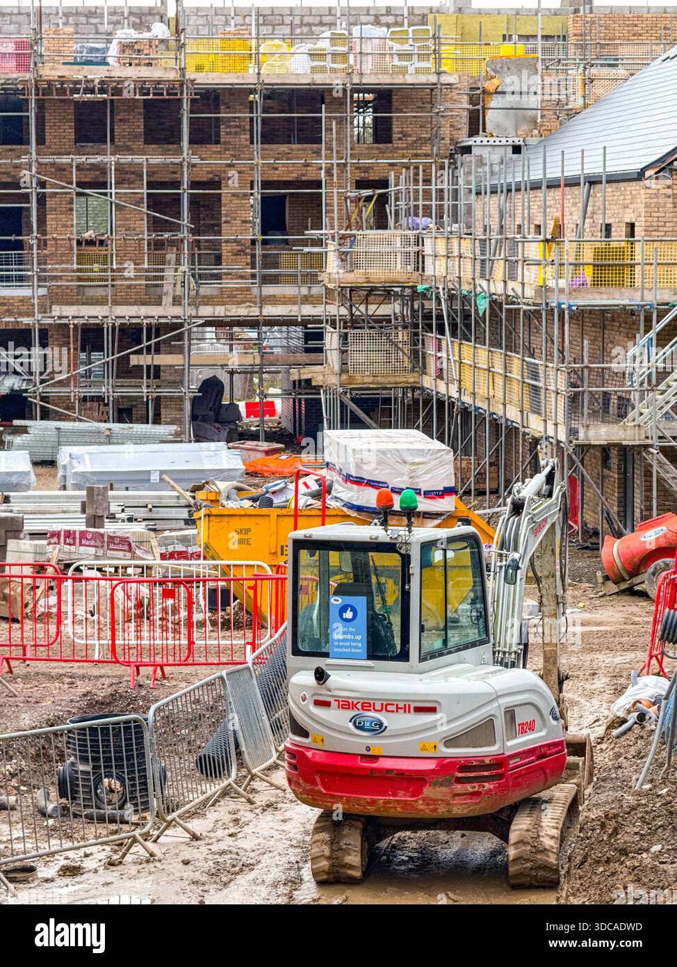 Bridgend, Galles, Regno Unito - 14 dicembre 2025: Nuovo sviluppo di alloggi sociali come parte della costruzione di un villaggio di benessere vicino al centro di Bridgend - Immagine stock catturata con smartphone