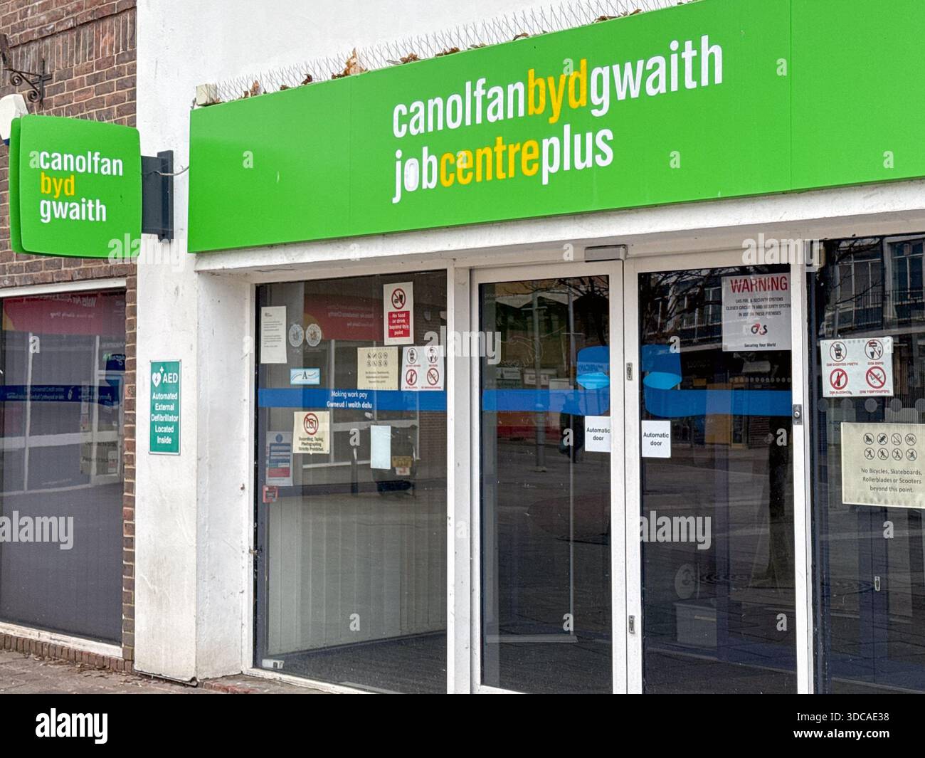 Bridgend, Galles, Regno Unito - 14 dicembre 2025: Vista frontale esterna dell'ufficio Jobcenter Plus nel centro di Bridgend. Foto Stock