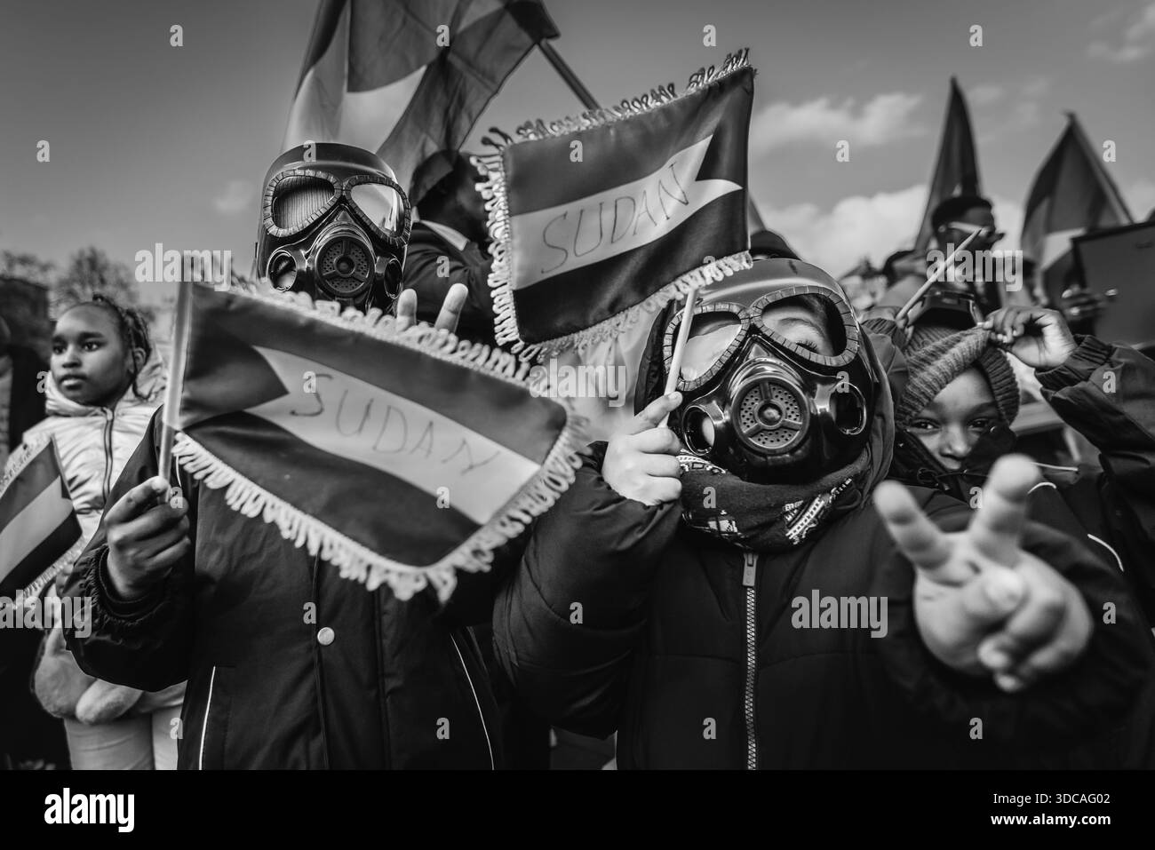 Giovani attivisti mascherati della crisi del Sudan in una protesta a Londra. Foto Stock
