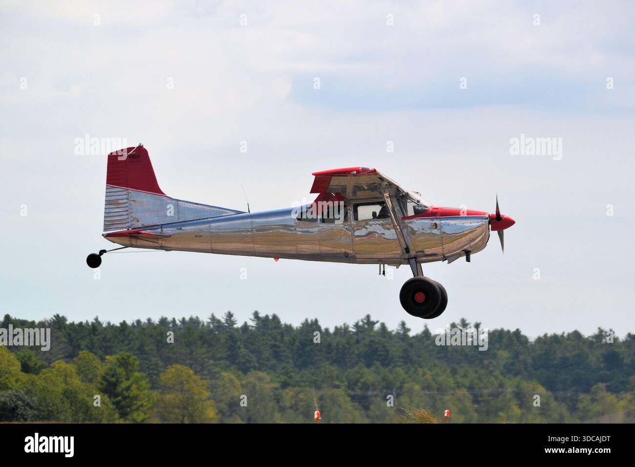 Cessna 180H Skywagon presso l'Aeroporto Municipale di Plymouth, Massachusetts, USA; un classico velivolo Bush Foto Stock