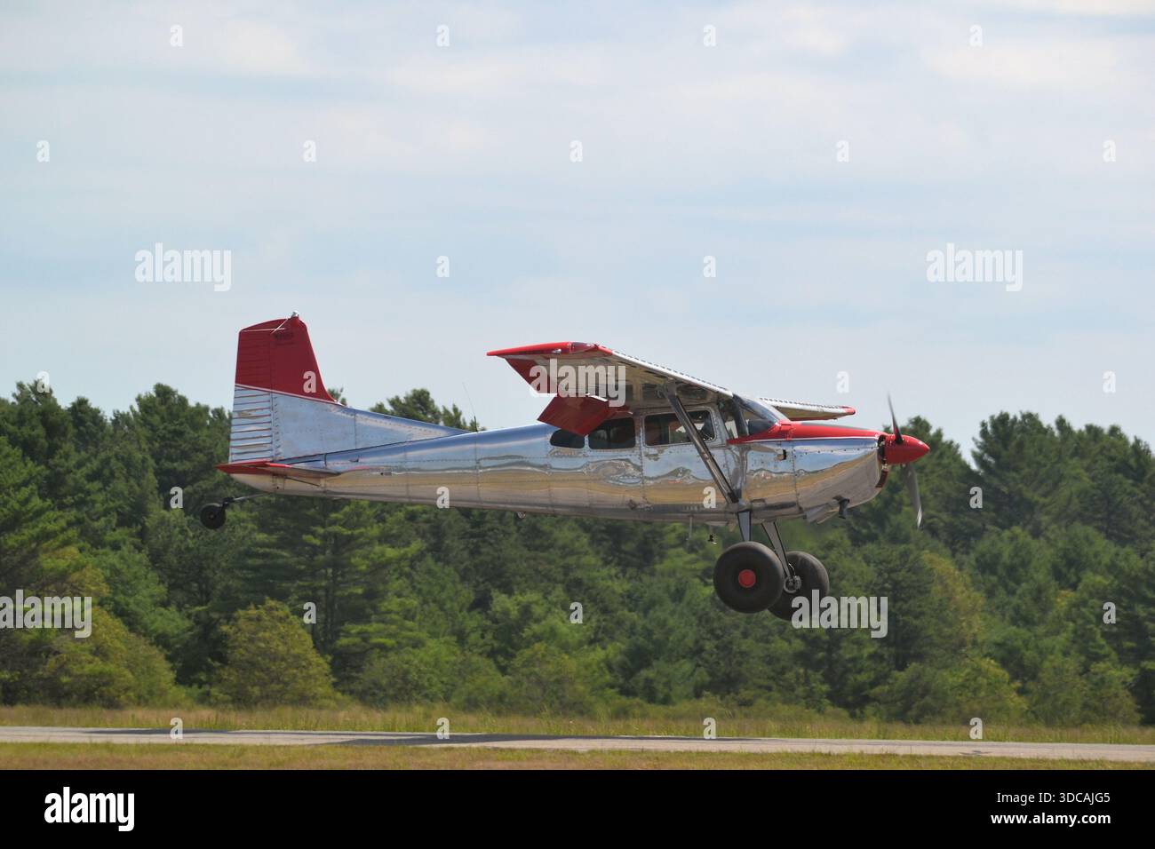 Cessna 180H Skywagon presso l'Aeroporto Municipale di Plymouth, Massachusetts, USA; un classico velivolo Bush Foto Stock