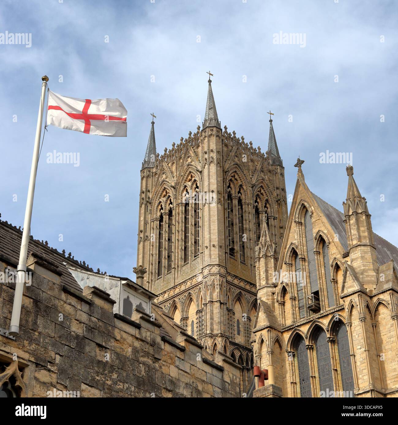 La bandiera dell'Inghilterra, St. George's Cross e Lincoln Cathedral, Lincolnshire, Inghilterra Regno Unito Foto Stock
