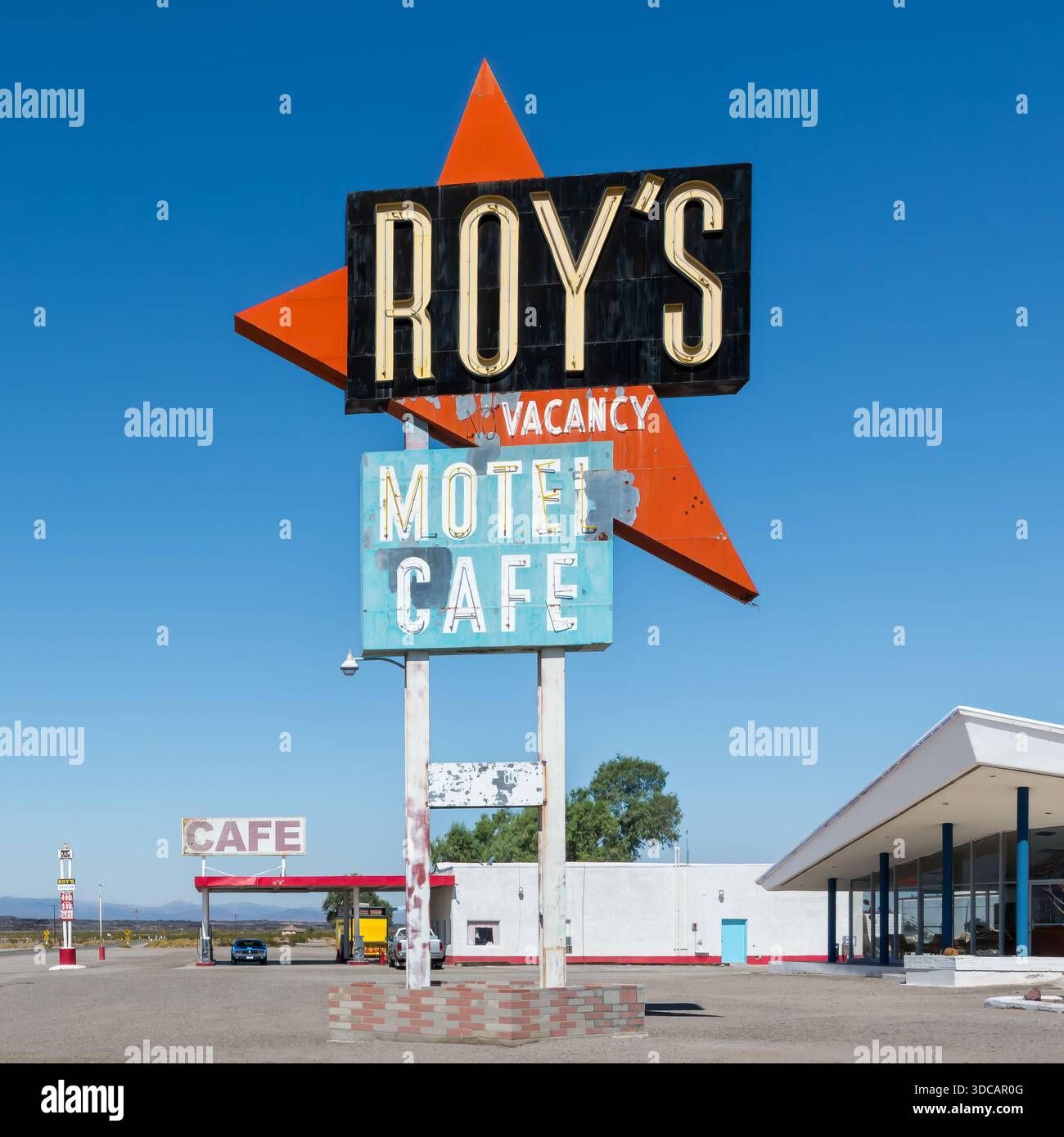Sulla ROUTE 66, Roy's Motel e l'insegna al neon (Googie Architecture), Amboy (città fantasma), California. Registro nazionale dei luoghi storici Foto Stock
