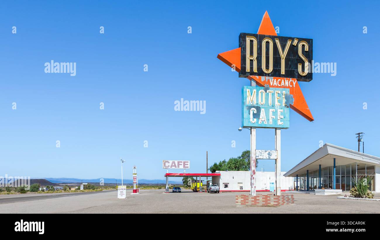 Sulla ROUTE 66, Roy's Motel e l'insegna al neon (Googie Architecture), Amboy (città fantasma), California. Registro nazionale dei luoghi storici Foto Stock