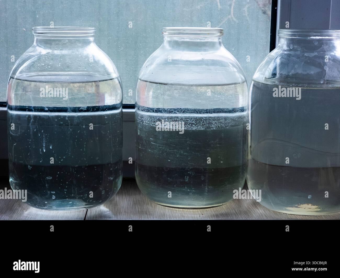 Purificazione dell'acqua con filtri in vasetti fatti in casa Foto Stock