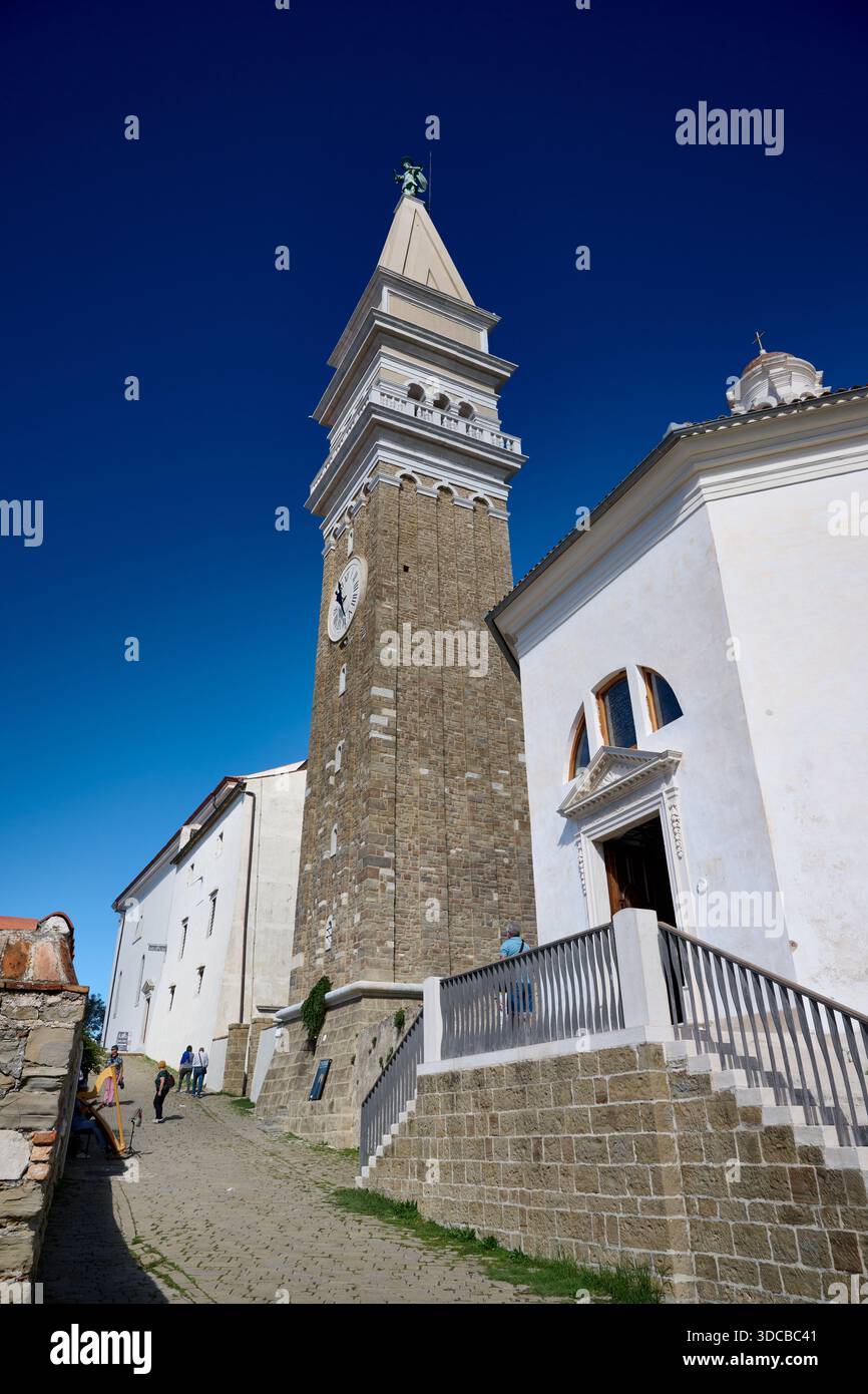 Torre dell'orologio della Cattedrale di San Giorgio, Pirano, Slovenia, Europa Foto Stock