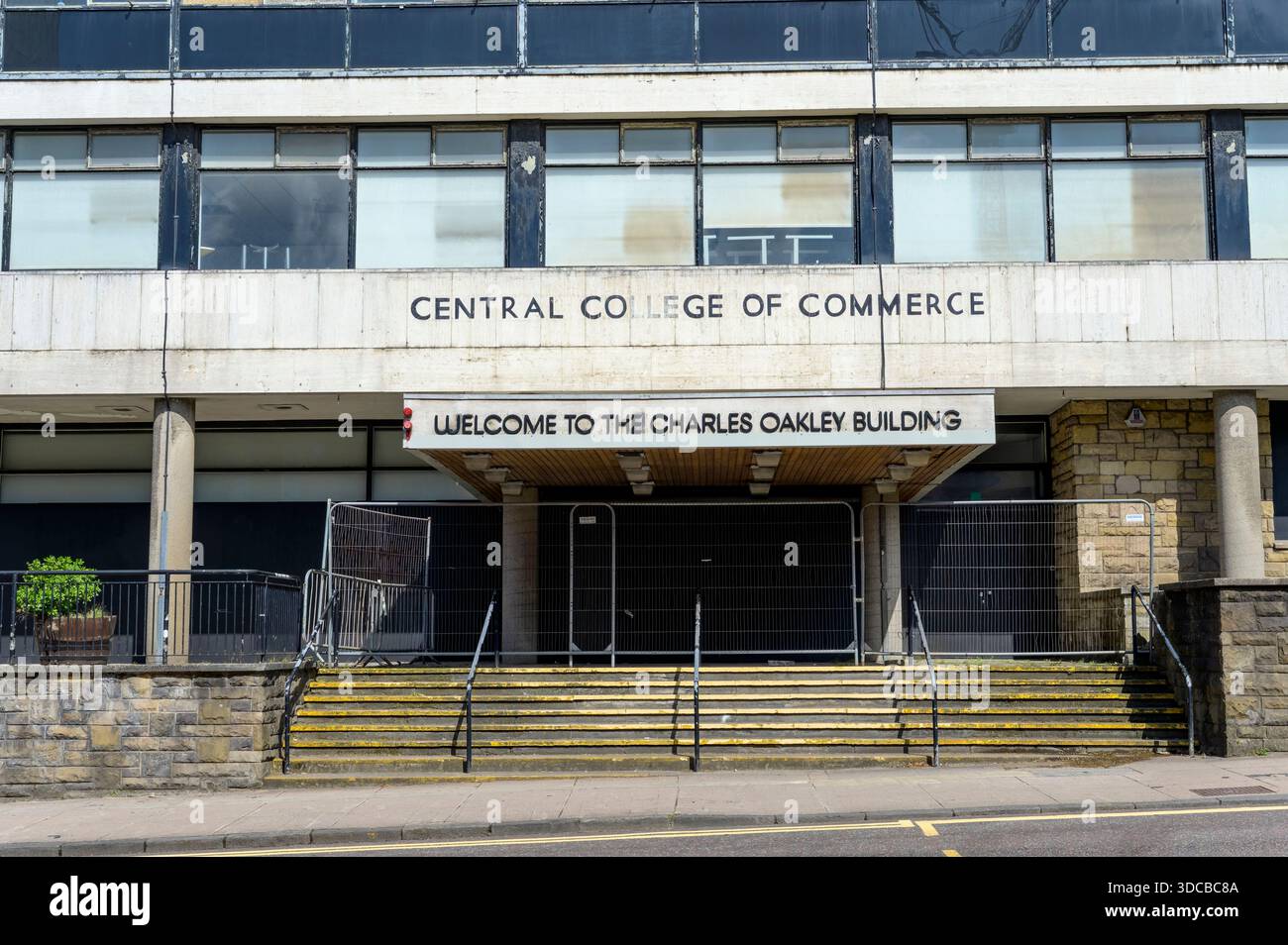 Ingresso all'ex Central College of Commerce Charles Oakley Building, Cathedral Street, Glasgow, Scozia, Regno Unito Foto Stock