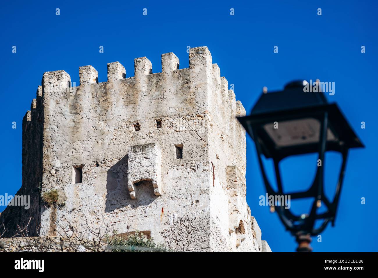 Torre del castello Grimaldi vista da Place des Deux Freres a Roquebrune Cap Martin con lampione stradale sfocato in primo piano Foto Stock