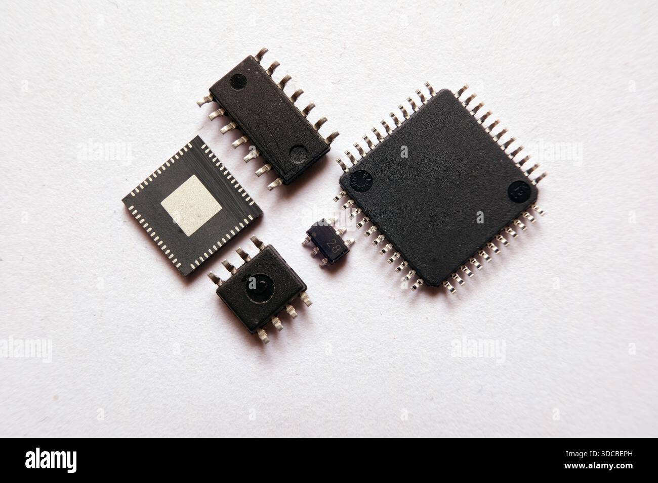 Componenti semiconduttori con tecnologia a montaggio superficiale, circuiti integrati e microchip. Foto Stock