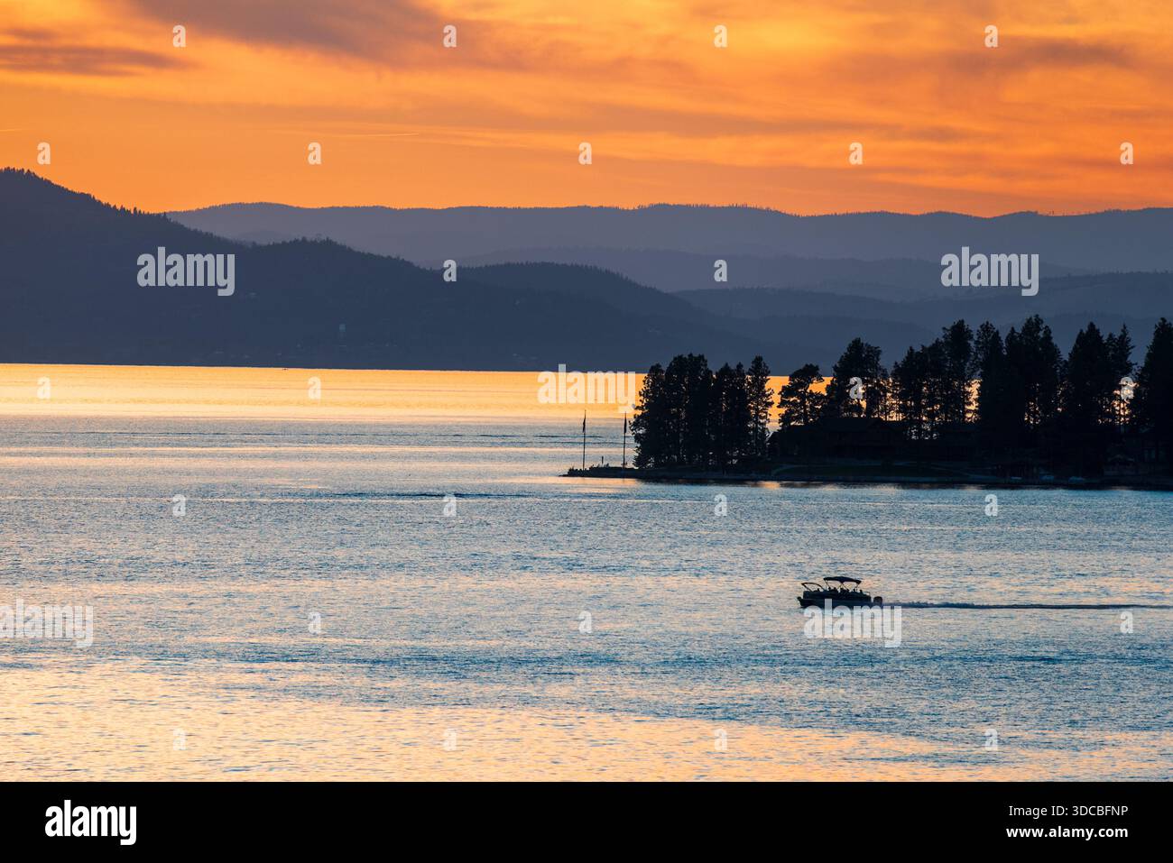 Barca a motore a Woods Bay, lago Flathead, Montana, Stati Uniti. Foto Stock