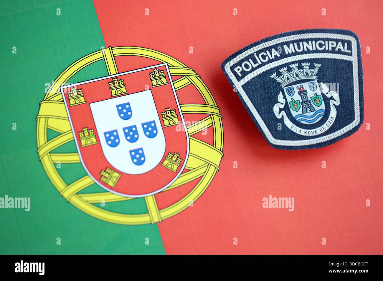 KIEV, UCRAINA - 6 SETTEMBRE 2025 Portogallo polizia municipale patch sulla bandiera nazionale primo piano Foto Stock