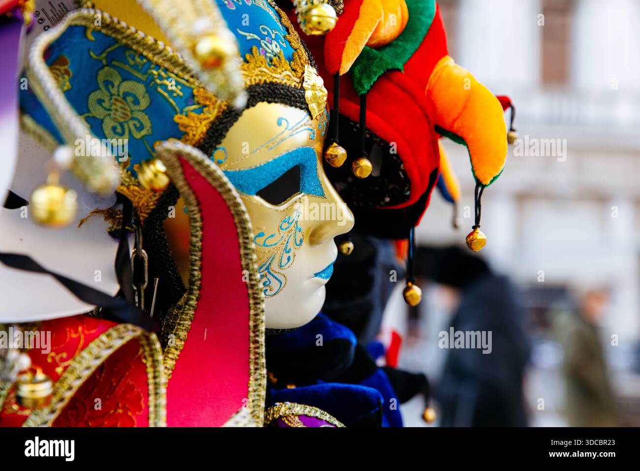 Colorate maschere di carnevale veneziano con disegni e campane intricati. Foto Stock