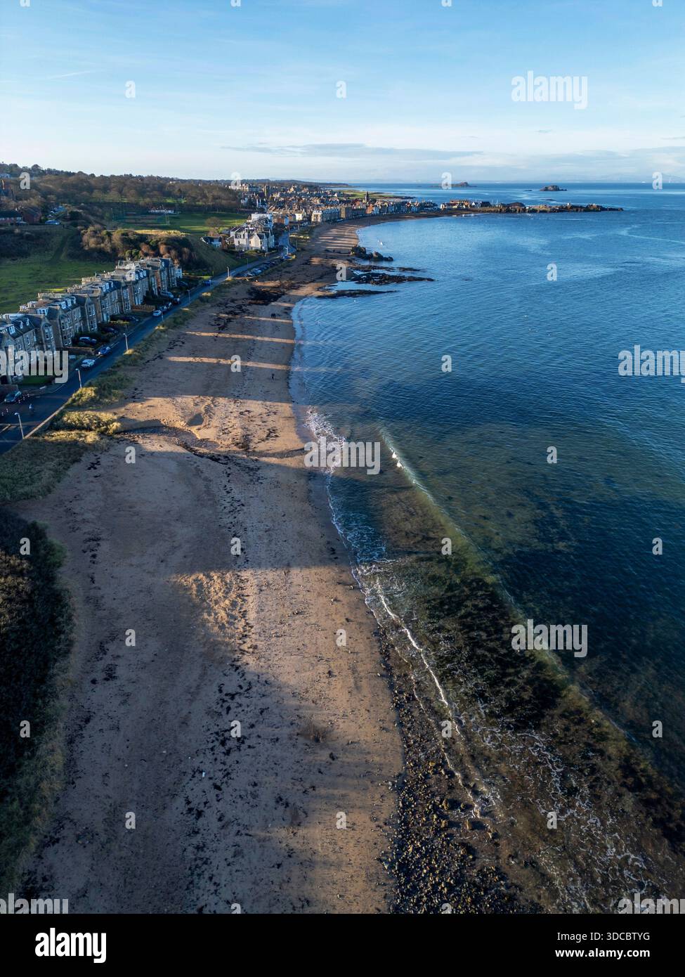 Vista aerea con drone della spiaggia di Milsey e del centro di North Berwick, East Lothian, Scozia Foto Stock