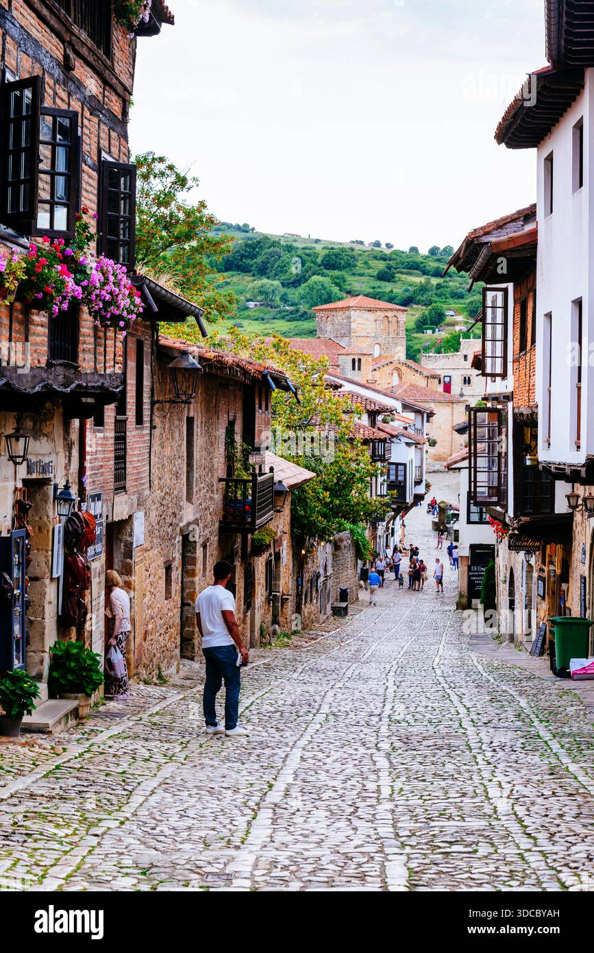 Centro storico di Santillana del Mar. Vista da via Cantón. Santillana del Mar, Cantabria, Spagna, Europa Foto Stock
