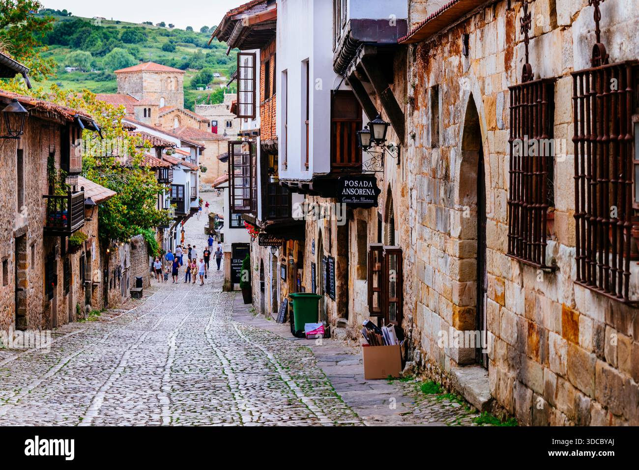 Centro storico di Santillana del Mar. Vista da via Cantón. Santillana del Mar, Cantabria, Spagna, Europa Foto Stock