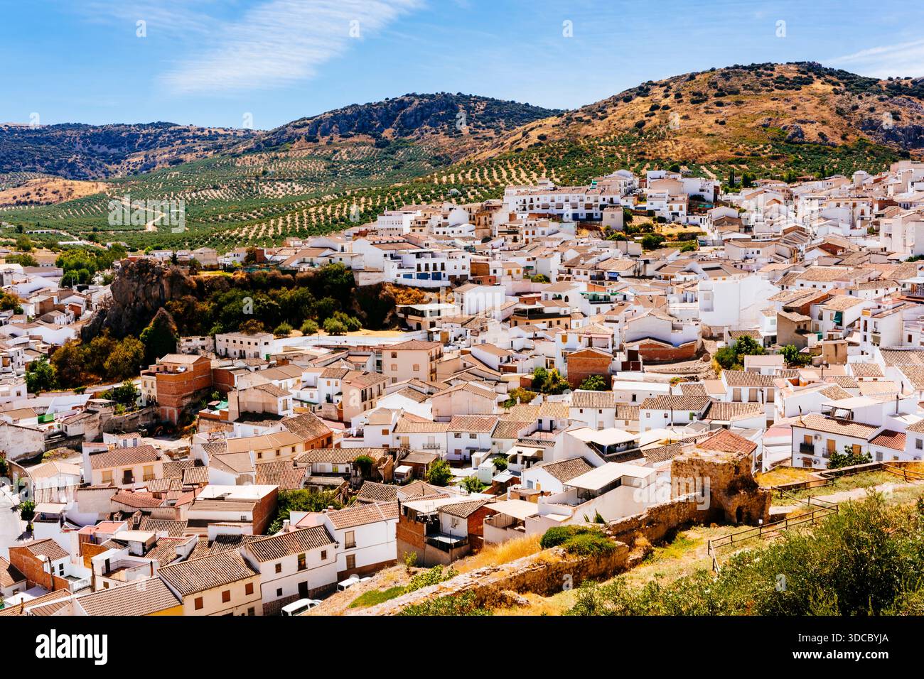 Vista della città di Luque, caratterizzata dal bianco delle sue strade e case e dall'ambiente naturale della Sierra Subbética. Luque, Córdob Foto Stock