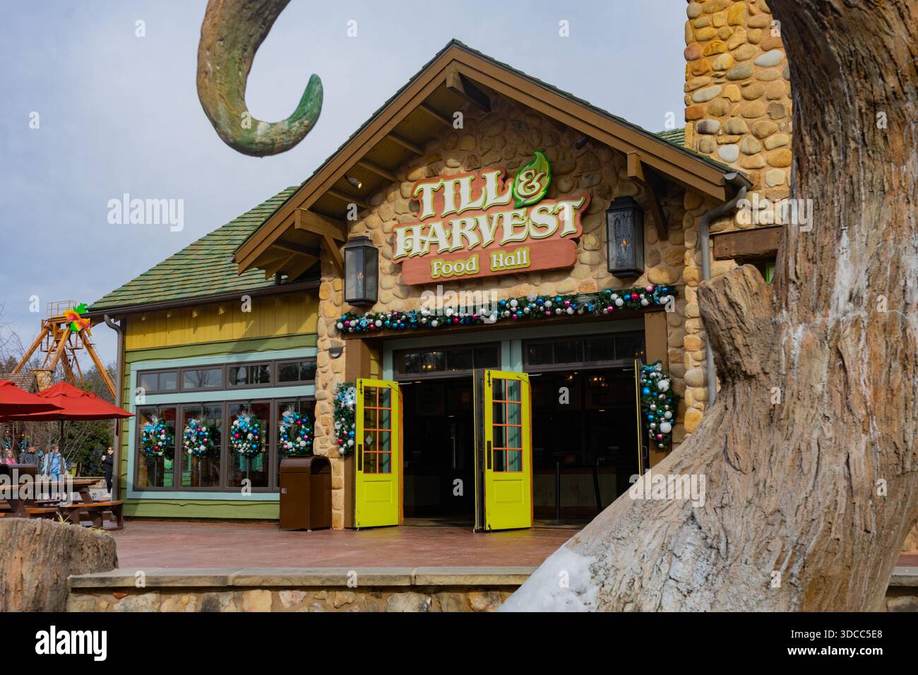 All'esterno del ristorante Till and Harvest Food Hall all'interno del parco a tema Dollywood a Pigeon Forge, Tennessee, Stati Uniti Foto Stock