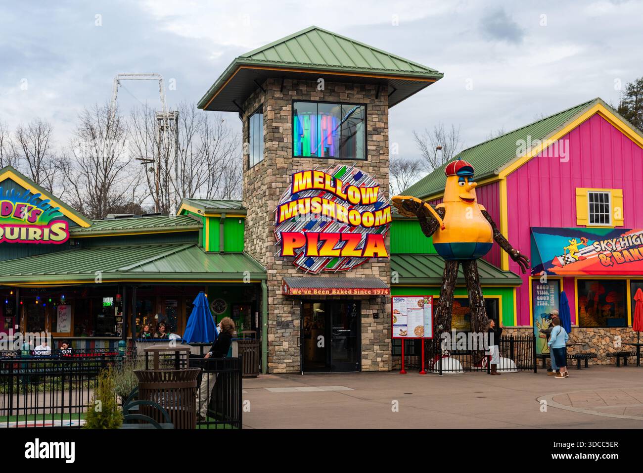 Fuori dal ristorante Mellow Mushroom Pizza nell'Island Tourist plaza a Pigeon Forge, Tennessee, USA Foto Stock