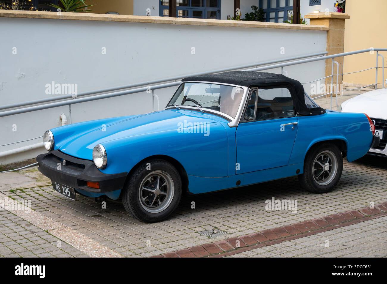 Lefkosia, Nicosia, Cipro - 18 febbraio 2024: Vecchia MG MGB cabrio blu, auto d'epoca della fine degli anni '1970 parcheggiata in strada Foto Stock