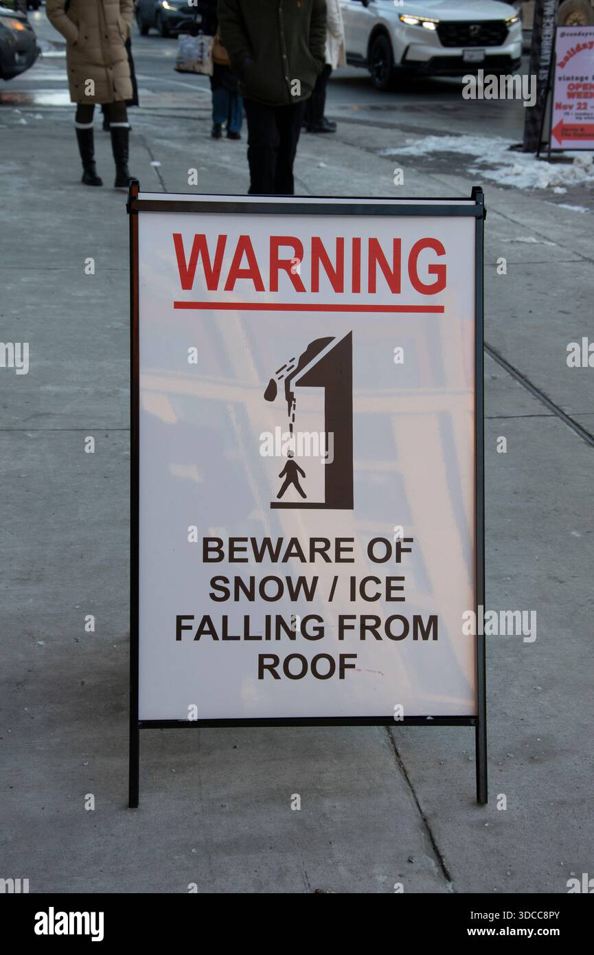 Avviso di caduta di neve/ghiaccio dal cartello sul tetto di Front Street East nel centro di Toronto, Ontario, Canada Foto Stock
