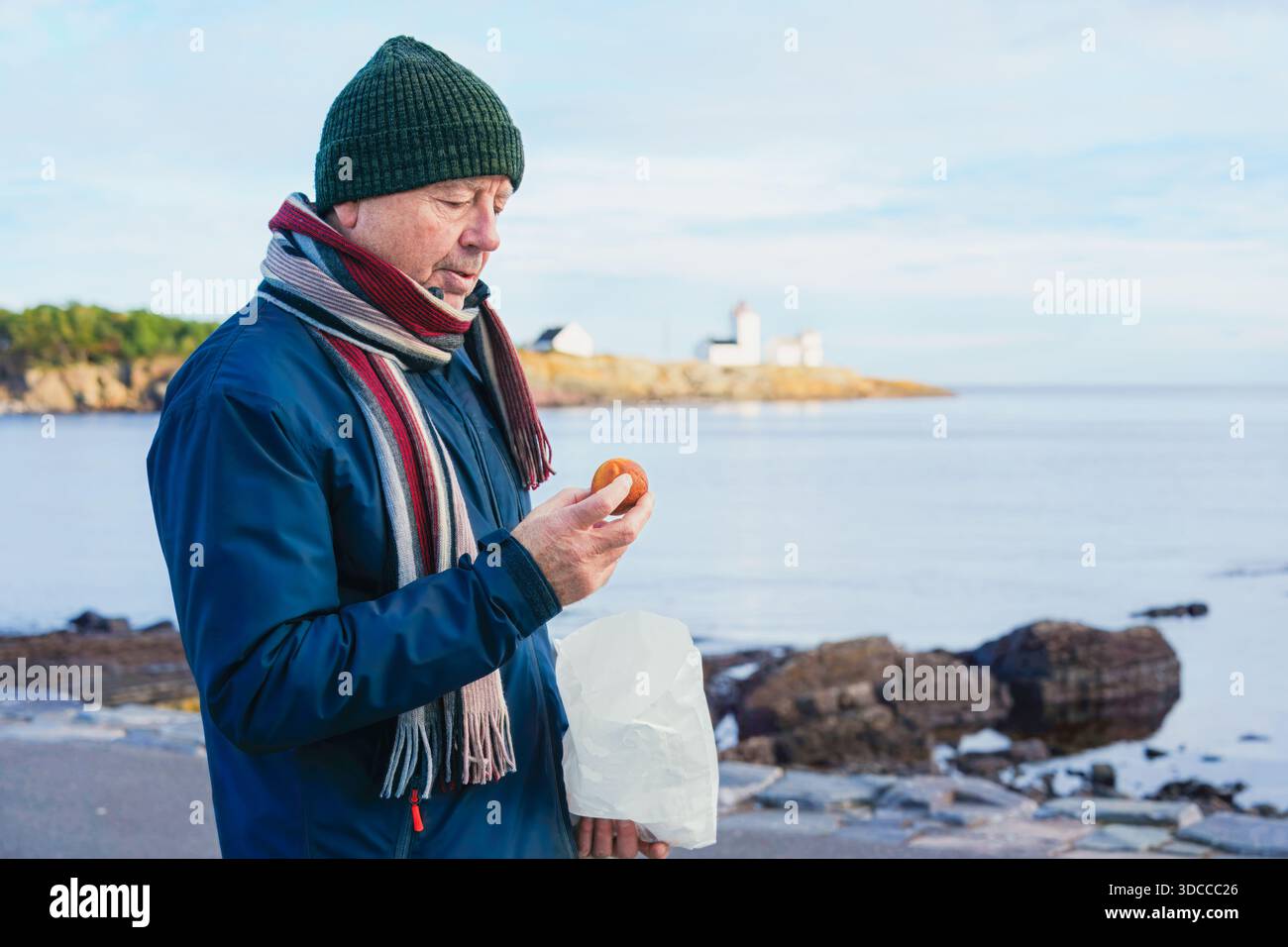 Concetto di vita semplice con un uomo anziano che tiene cibo di base all'aperto, evidenziando uno stile di vita modesto, indipendenza, cura di sé, routine quotidiana, e qui Foto Stock