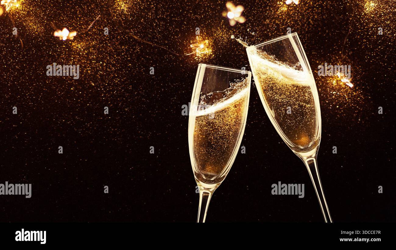 Due eleganti flute di champagne che si stagliano su uno sfondo dorato scintillante con luci festose. Concetto Premium per feste di lusso, holida Foto Stock