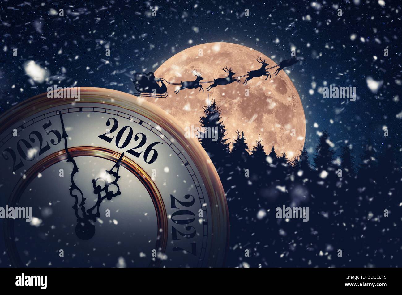Magica transizione alle vacanze al 2026. Un orologio innevato della vigilia di Capodanno è ambientato contro un'enorme luna piena con Babbo Natale e la sua renna che volano su acr Foto Stock