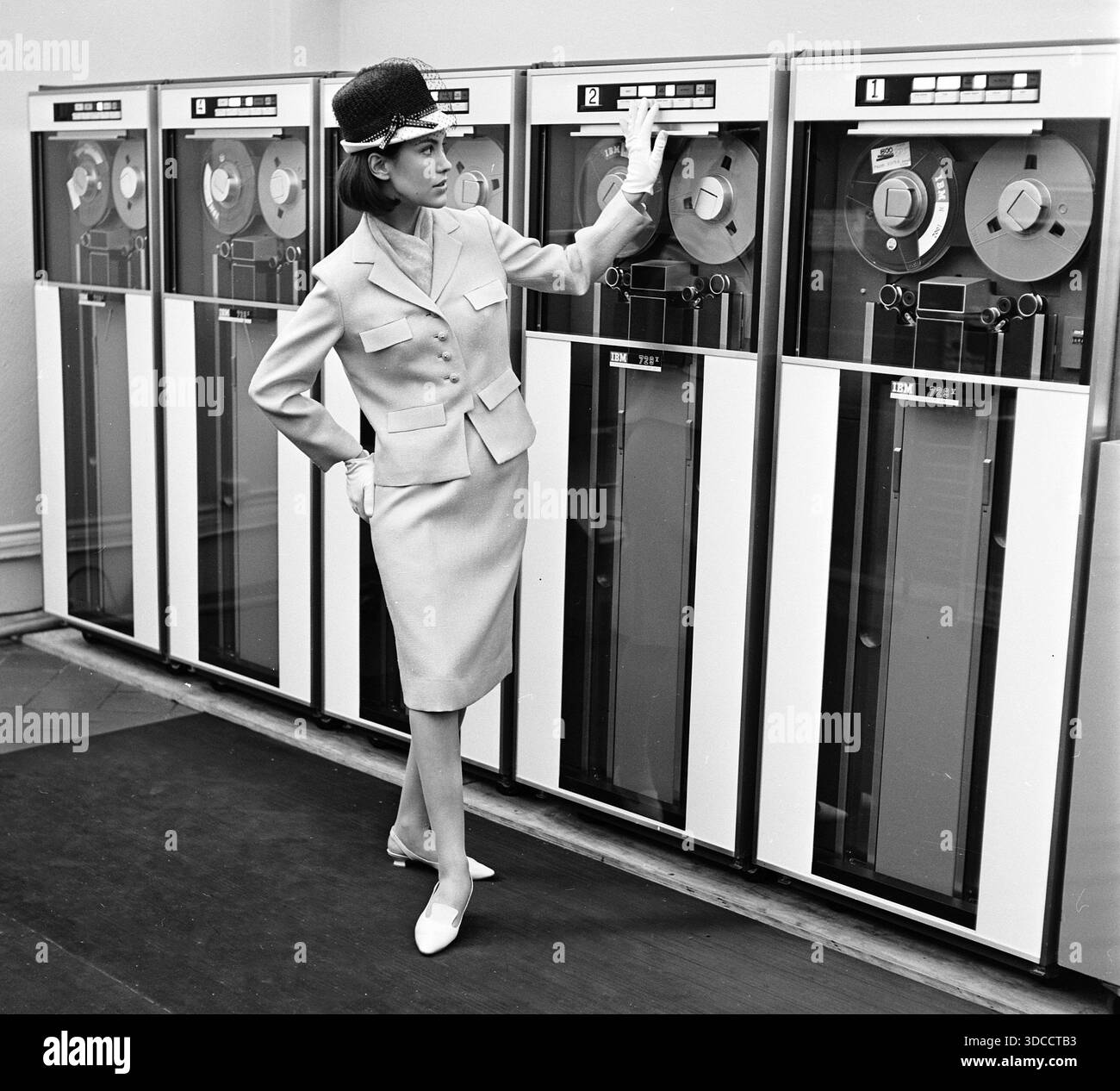 Un modello moderno mostra le ultime novità di IBM Computers, circa 1968. Foto Stock
