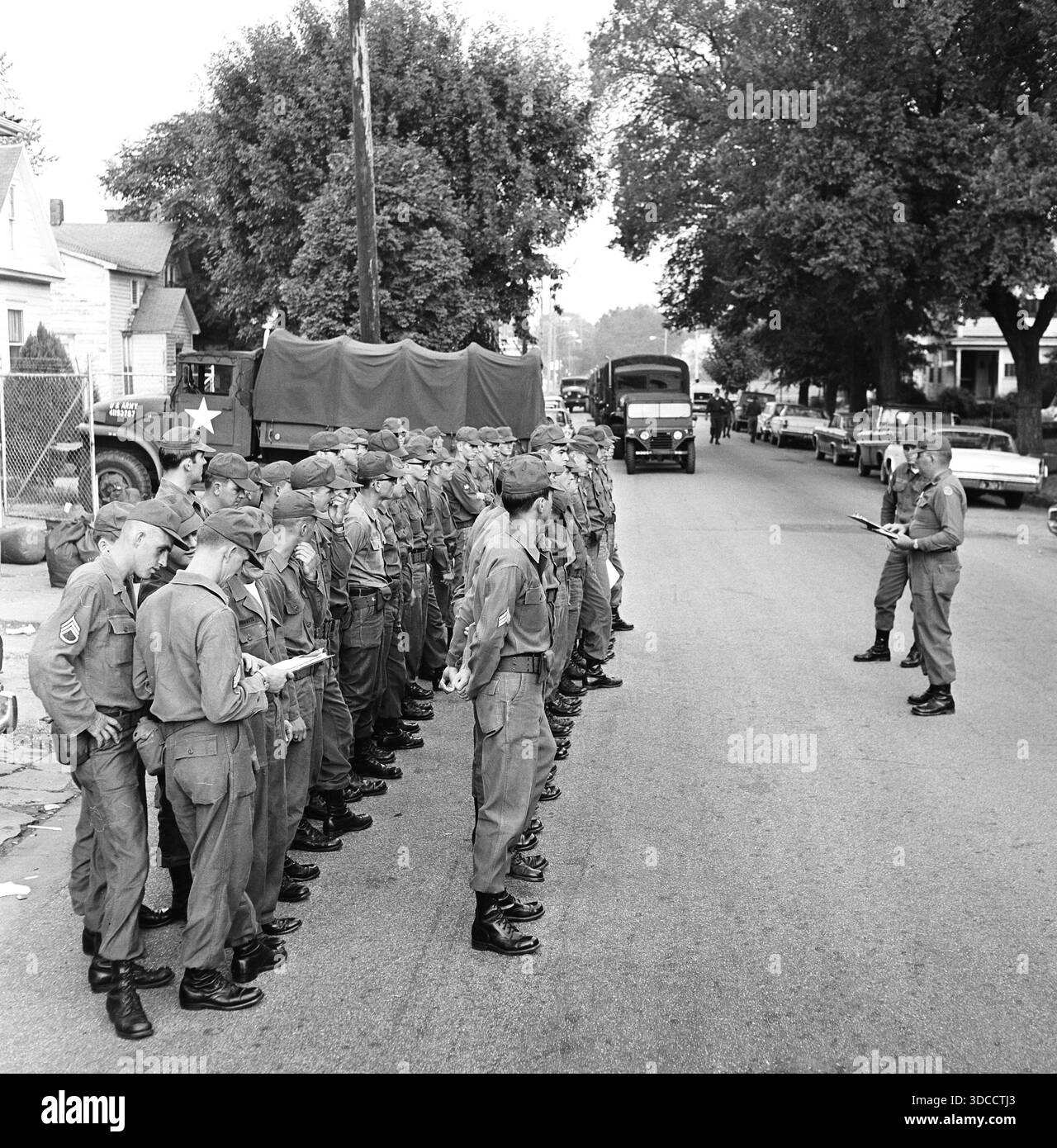 L'unità dell'esercito statunitense è in formazione in una piccola città del Midwest americano, ca. 1960. Foto Stock