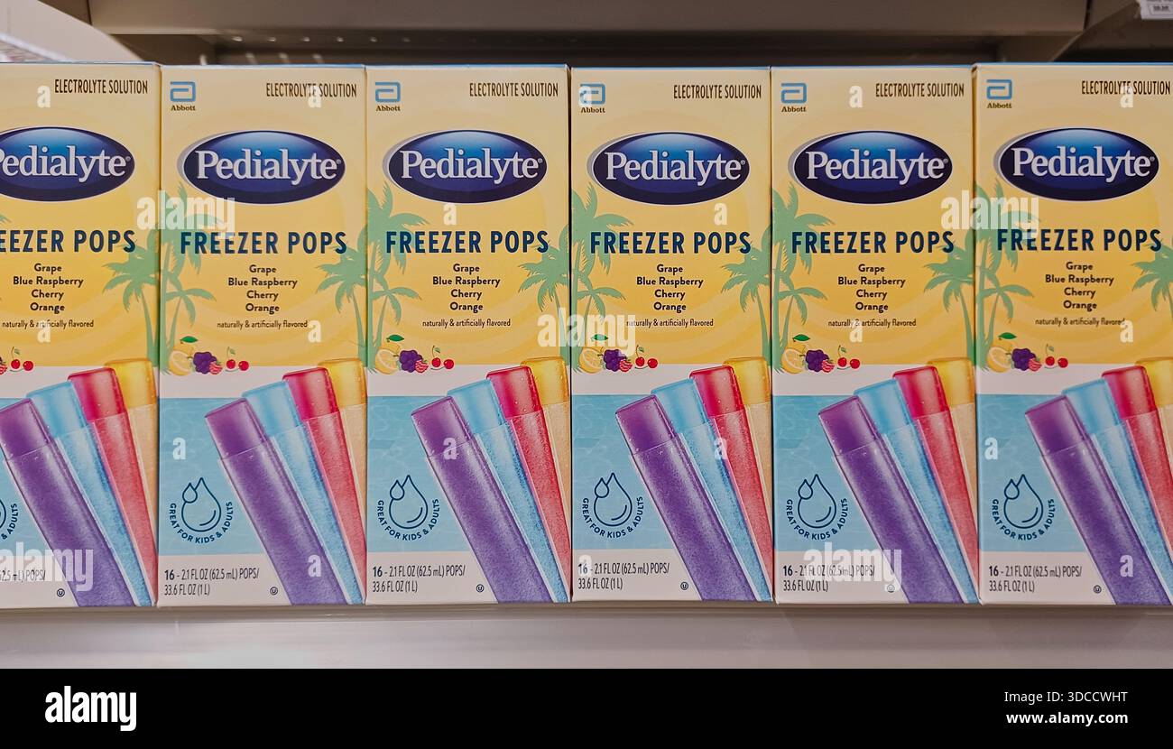 Houston, Texas Stati Uniti d'America 11-02-2025: Soluzione di elettrolita di pediiti congelatori su scaffale del supermercato prodotti di consumo. Foto Stock