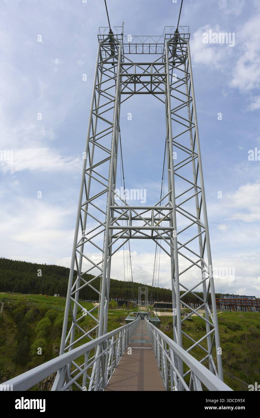 Primo piano della struttura in acciaio di un moderno ponte sospeso contro un cielo blu, Diamond Glass Bridge, la struttura sospesa più lunga del mondo, Dashba Foto Stock
