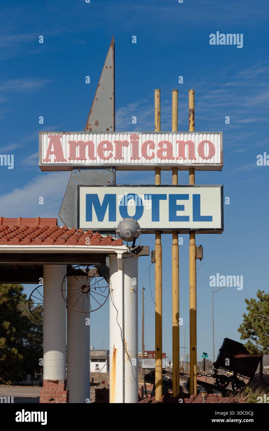 Americano Hotel con cartello di architettura boogie sull'autostrada 285 a Vaughn, New Mexico, Stati Uniti. Foto Stock