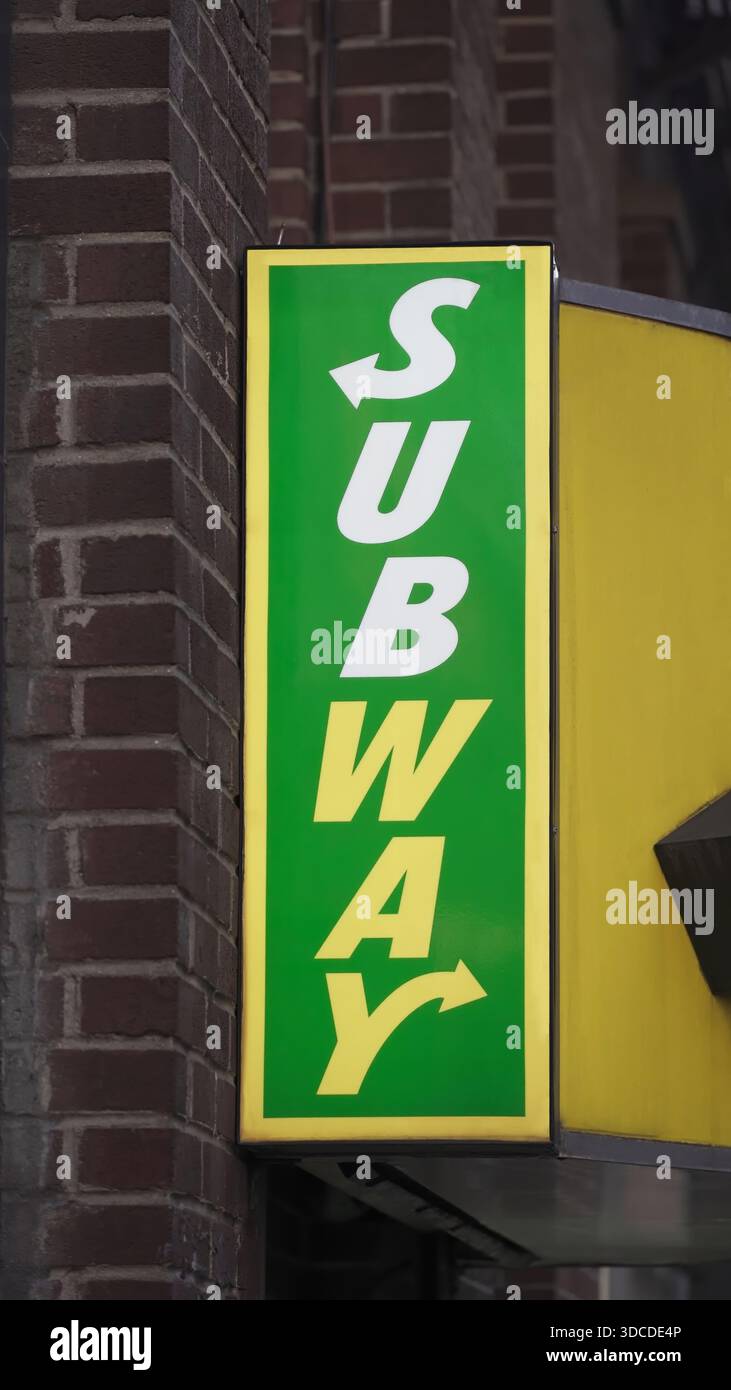 New York, NY - 8 dicembre 2025: Cartellone con il logo della metropolitana verticale nel centro di Manhattan. rapporto di visualizzazione 9:16, orientamento verticale. Foto Stock