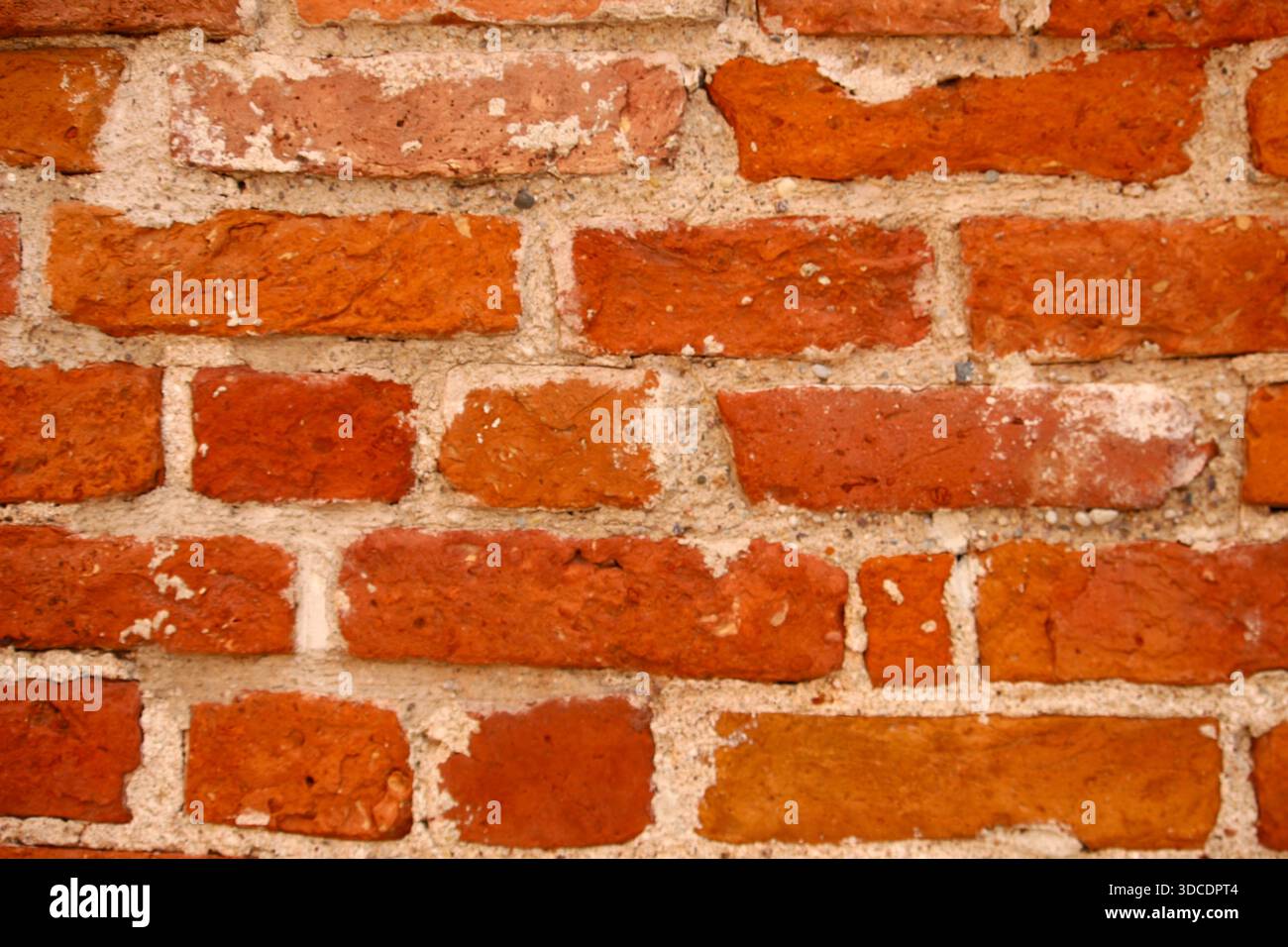 Vecchie pareti in mattoni rossi con imperfezioni naturali e superficie intemprata. Fondo in mattoni rustici adatto per architettura, costruzione, design p Foto Stock