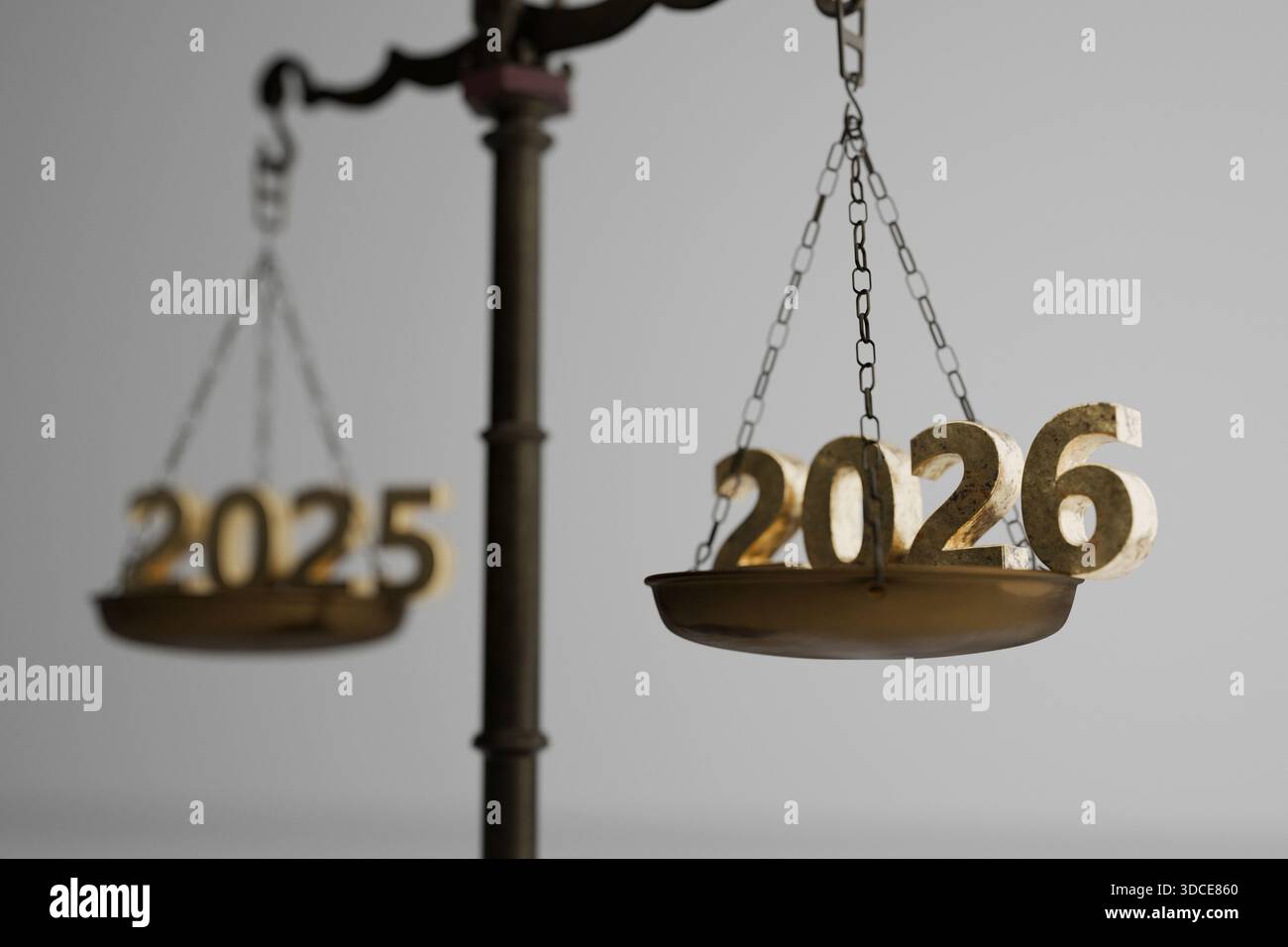 Gold 2026 pesa più di 2025 su una scala di bilanciamento, simboleggiando la pianificazione futura, le aspettative, il confronto temporale e il prossimo anno lavorativo. Aletta Foto Stock