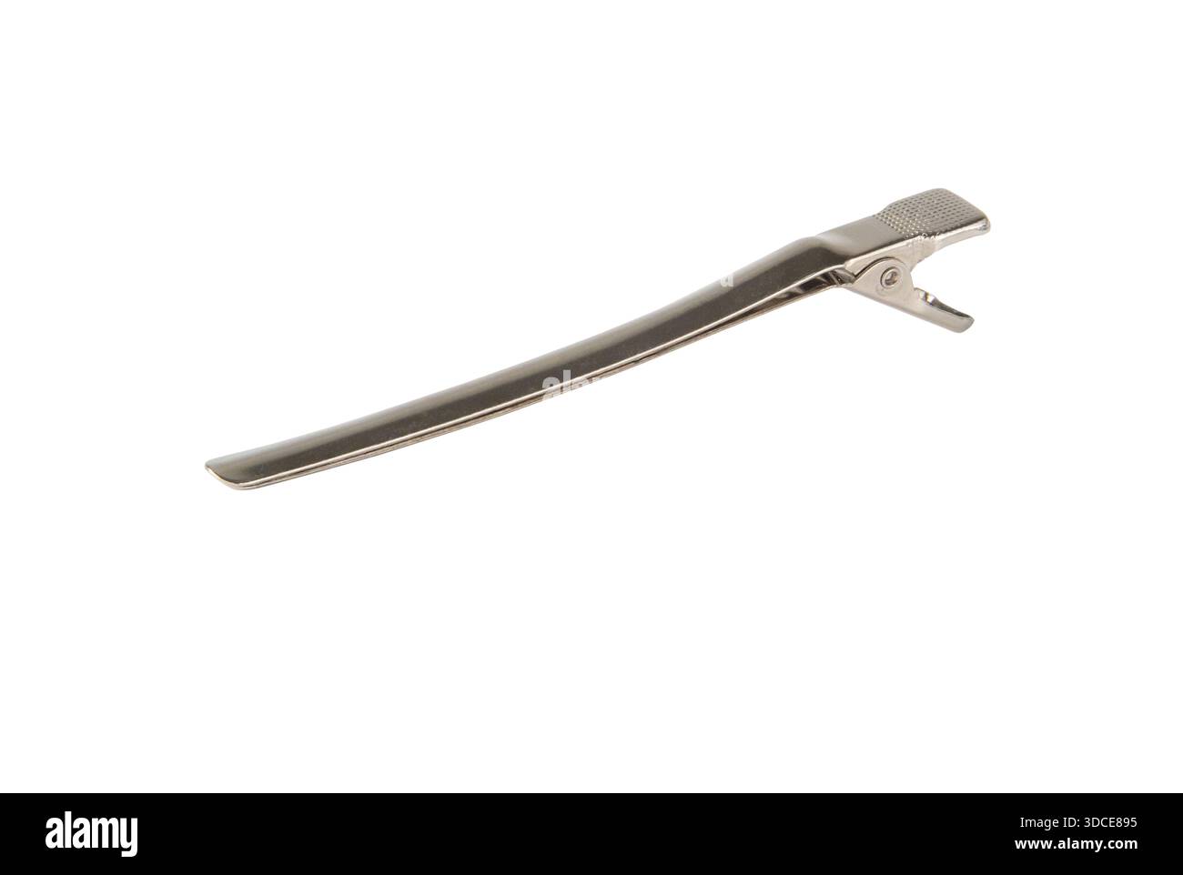 Clip metallica per il taglio dei capelli realizzata in metallo argentato isolato su sfondo bianco. Strumento professionale per parrucchieri per acconciatura, colorazione dei capelli e. Foto Stock