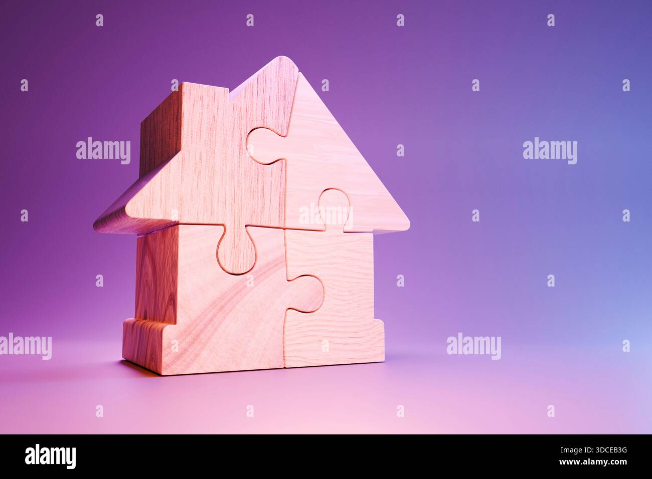 Casa di puzzle in legno con luce viola. Simboleggia le soluzioni immobiliari, la costruzione di una casa, la pianificazione degli investimenti immobiliari, l'assemblaggio di mutui e gli alloggi Foto Stock