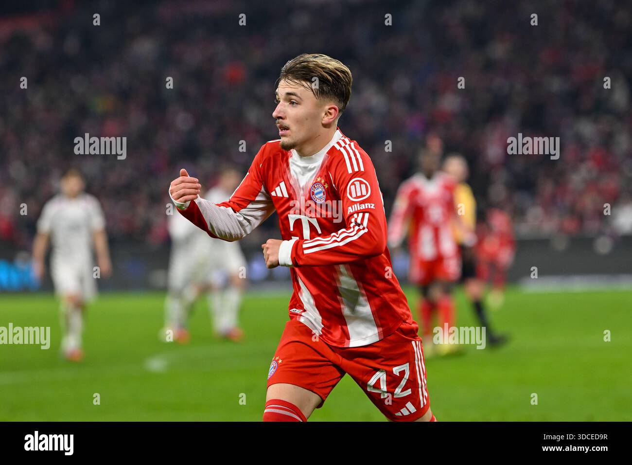 GER, Bayern, Monaco, Fussball, FC Bayern Muenchen - 1. FSV Mainz 05, in der Allianz Arena, Monaco, Bundesliga, 14. Spieltag, 14.12.25, v.l. Lennart Karl (FC Bayern Muenchen, 42), im Portrait, Einzelbild, Freisteller, Fordert den Ball fuer die Ecke le normative DFL / DFB vietano qualsiasi uso di fotografie come sequenze di immagini e/o quasi-video, Foto Stock