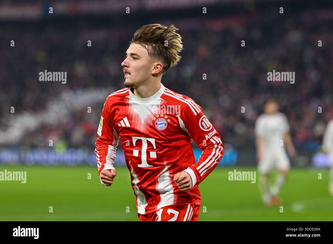 GER, Bayern, Monaco, Fussball, FC Bayern Muenchen - 1. FSV Mainz 05, in der Allianz Arena, Monaco, Bundesliga, 14. Spieltag, 14.12.25, v.l. Lennart Karl (FC Bayern Muenchen, 42), im Portrait, Einzelbild, Freisteller, Fordert den Ball fuer die Ecke le normative DFL / DFB vietano qualsiasi uso di fotografie come sequenze di immagini e/o quasi-video, Foto Stock