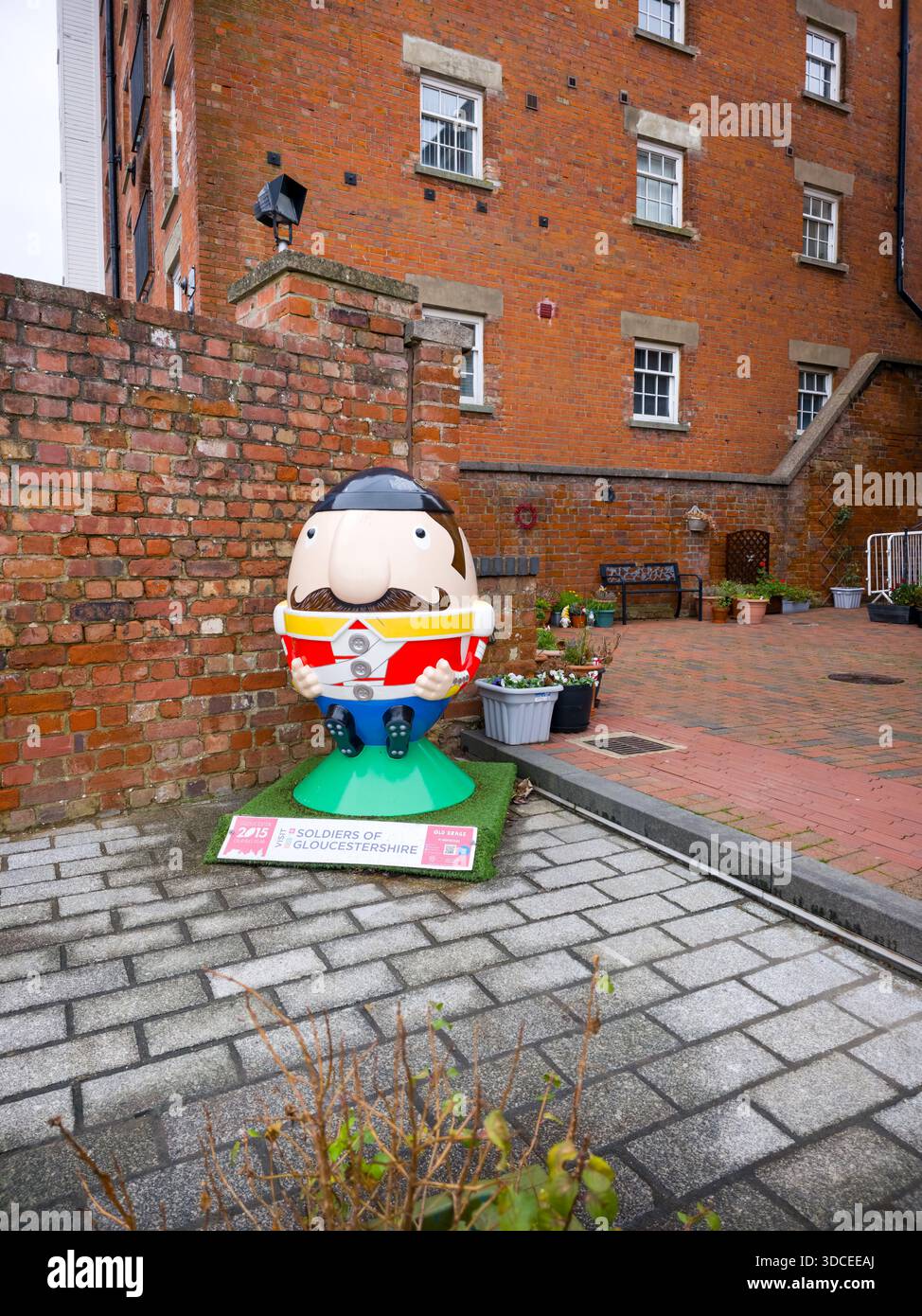 Humpty Dumpty Sculpture a Gloucester Docks, Gloucestershire, Inghilterra Foto Stock