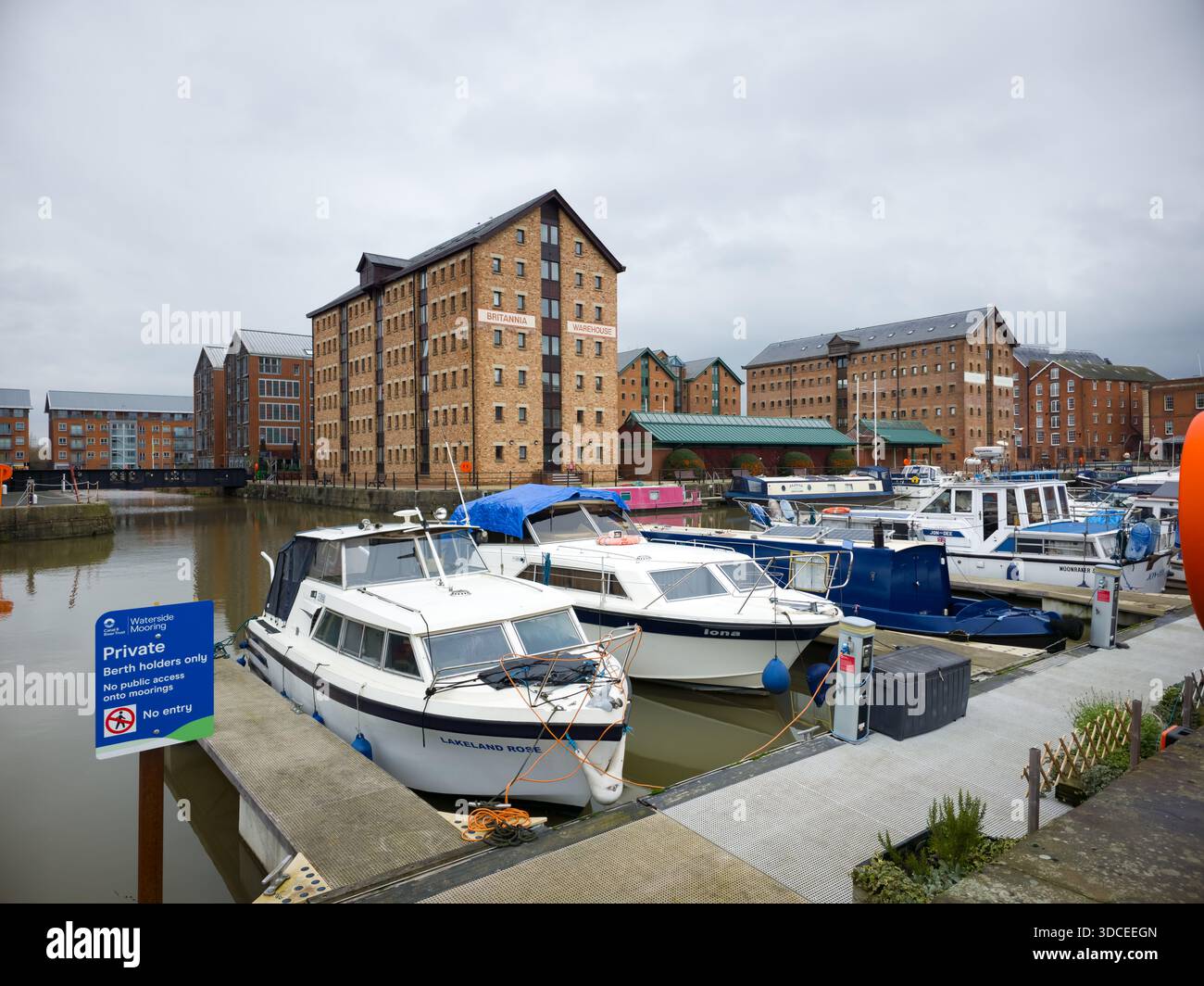 Barche ormeggiate a Victoria Basin, Historic Gloucester Docks, Inghilterra - Immagine stock catturata con smartphone