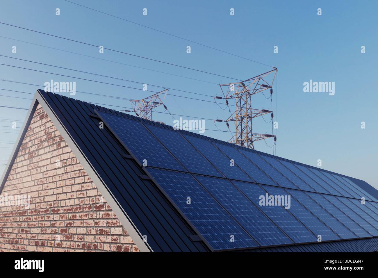 Pannelli solari sul tetto di una casa in mattoni contrastanti con linee elettriche e un cielo azzurro. Energia rinnovabile, energia pulita, sostenibilità, transizione energetica Foto Stock