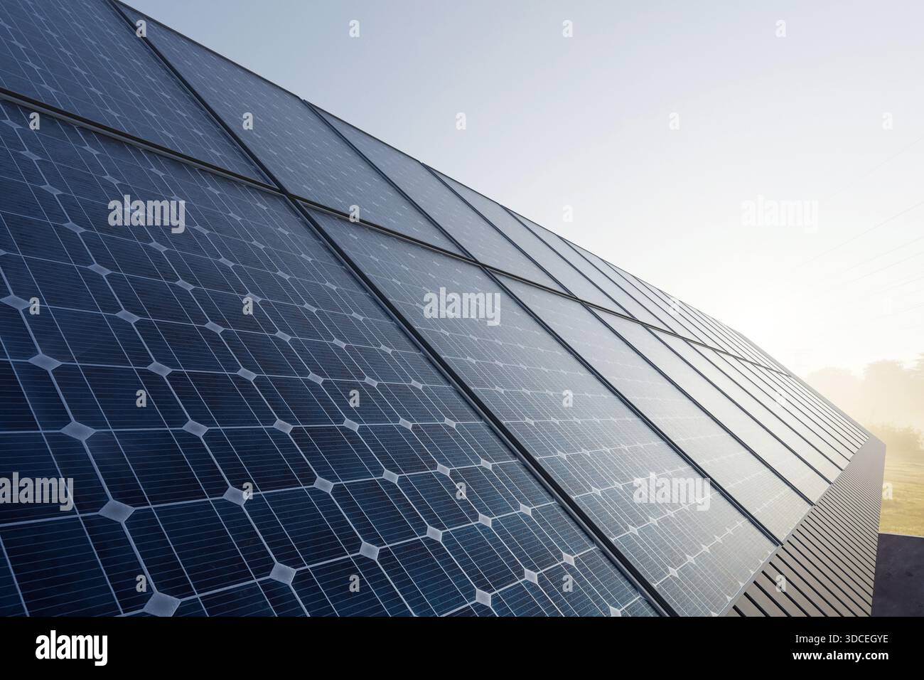 Ampio array di pannelli solari che cattura la luce del sole durante l'alba, simboleggia l'energia rinnovabile pulita, la sostenibilità e la moderna tecnologia ecocompatibile Foto Stock