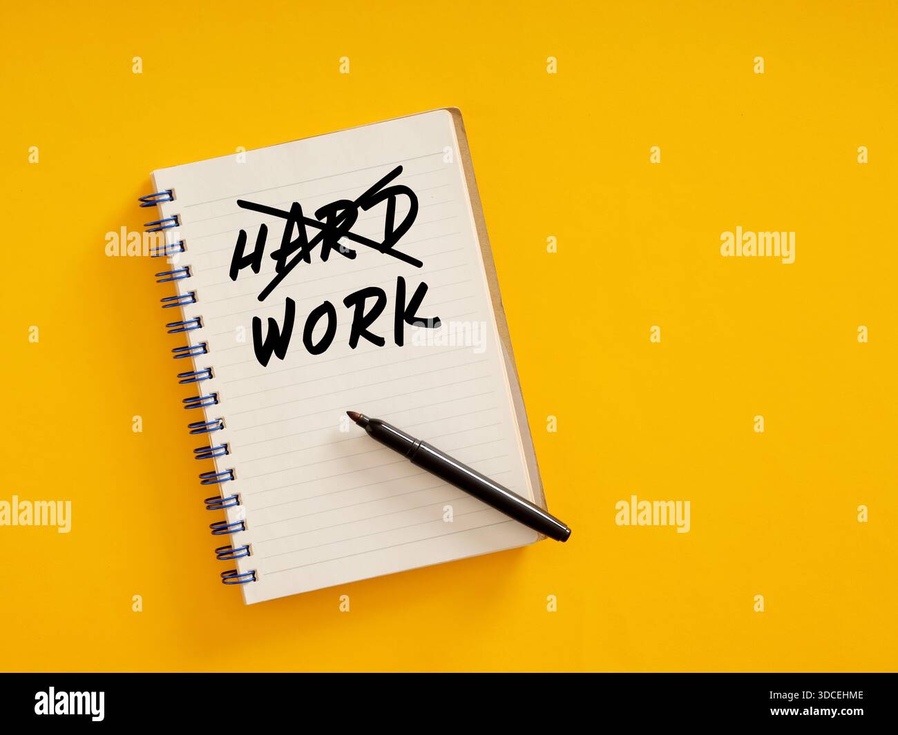 Blocco note che promuove il lavoro intelligente rispetto al duro lavoro, suggerendo un cambiamento nell'etica del lavoro per una maggiore produttività ed efficienza Foto Stock