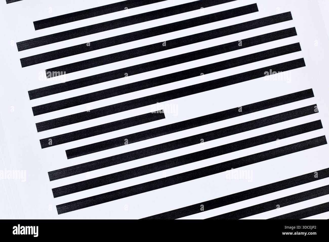 Documenti con testo completamente oscurato. Censura segretezza e concetto di informazione nascosta Foto Stock