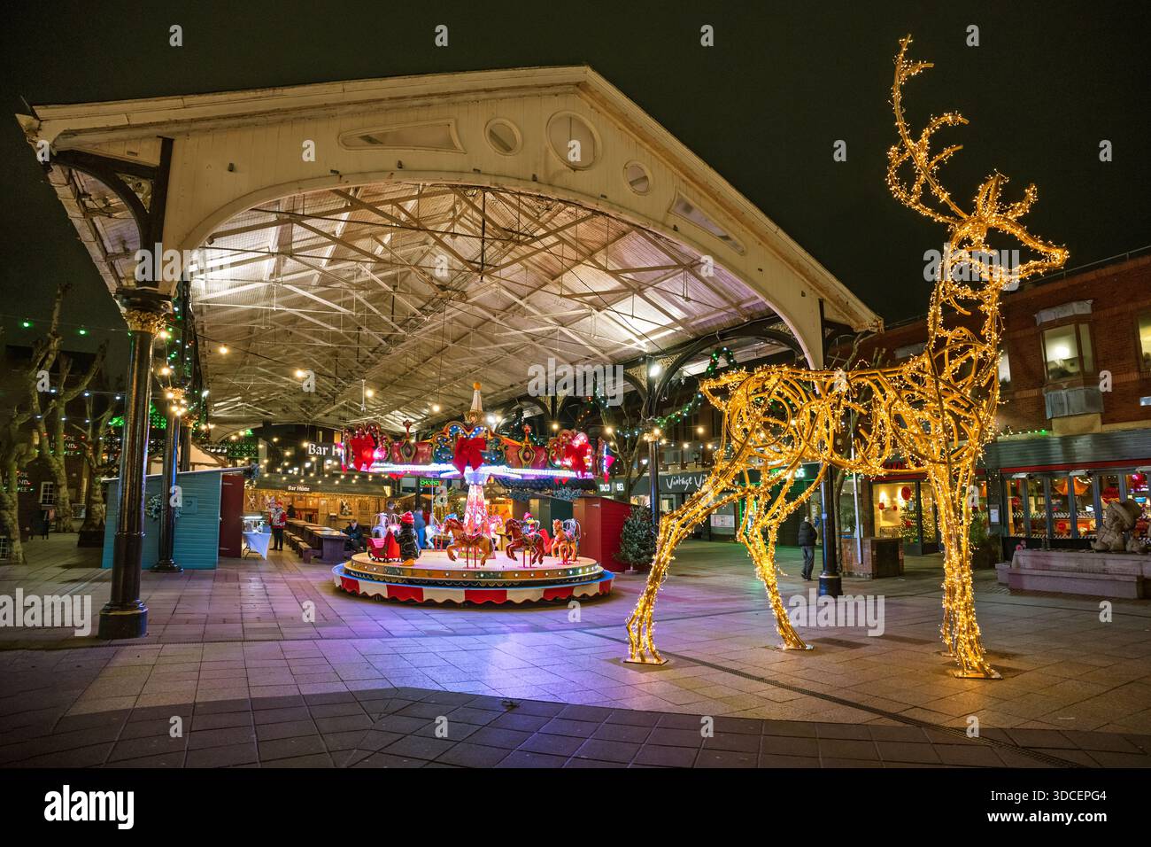 Luci di strada di Natale. Centro città di Warrington, Golden Squiare, ex edificio del mercato del pesce. Foto Stock