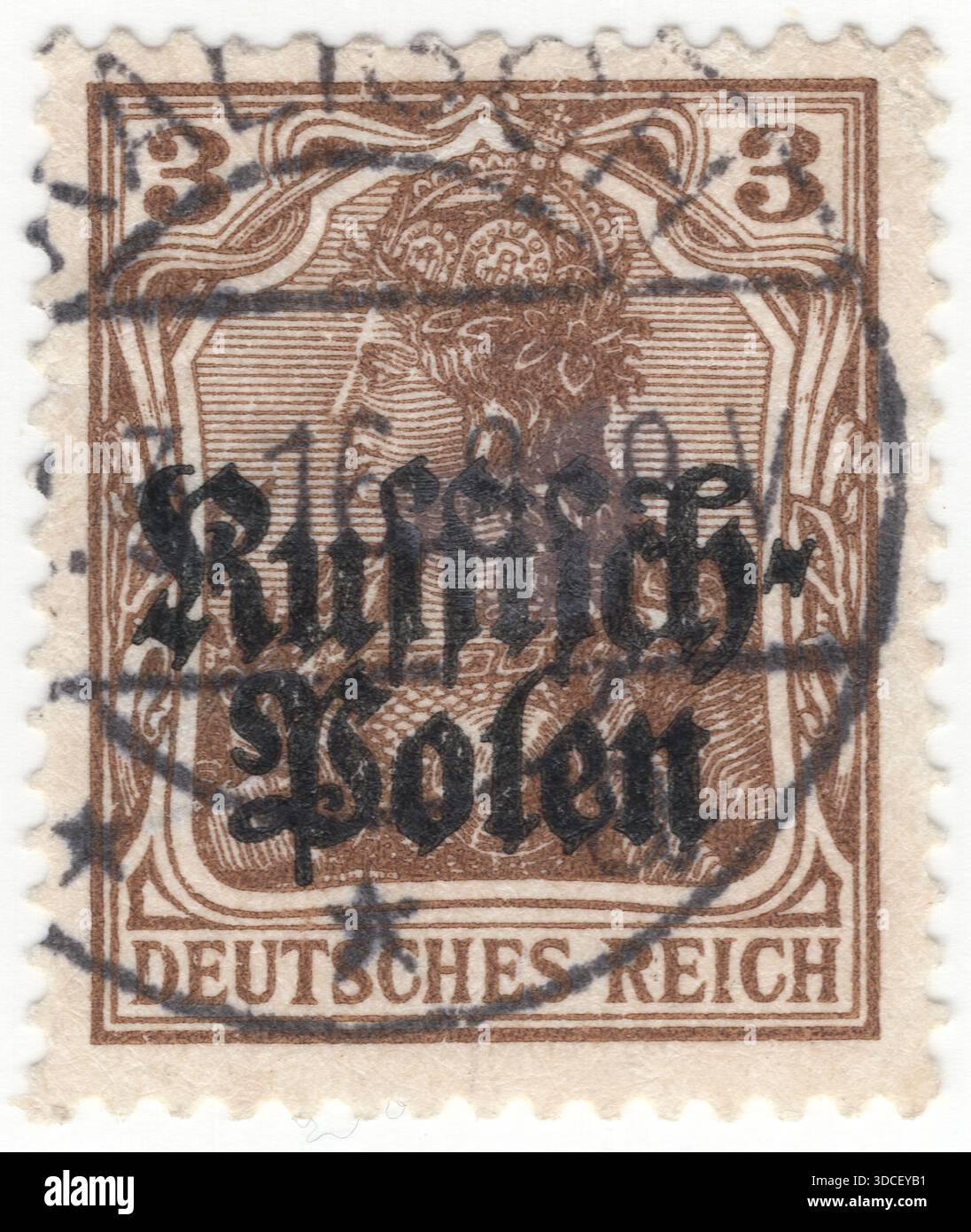 POLONIA — 1915 maggio 12: Francobollo marrone da 3 pfennig raffigurante la Germania. Rilasciato durante l'occupazione tedesca della Polonia nella prima guerra mondiale, edizione generale 1905 "Germania" sovrastampato "Russisch-Polen". La Germania è la personificazione della nazione tedesca o dei tedeschi nel loro complesso. Come personificazione, è di solito raffigurata come una donna forte con lunghi, fluenti, capelli biondi rossiccio e in armatura. Spesso brandisce una Reichsschwert (spada imperiale) e porta uno scudo in stile medievale, che a volte presenta un'aquila nera su un campo d'oro Foto Stock