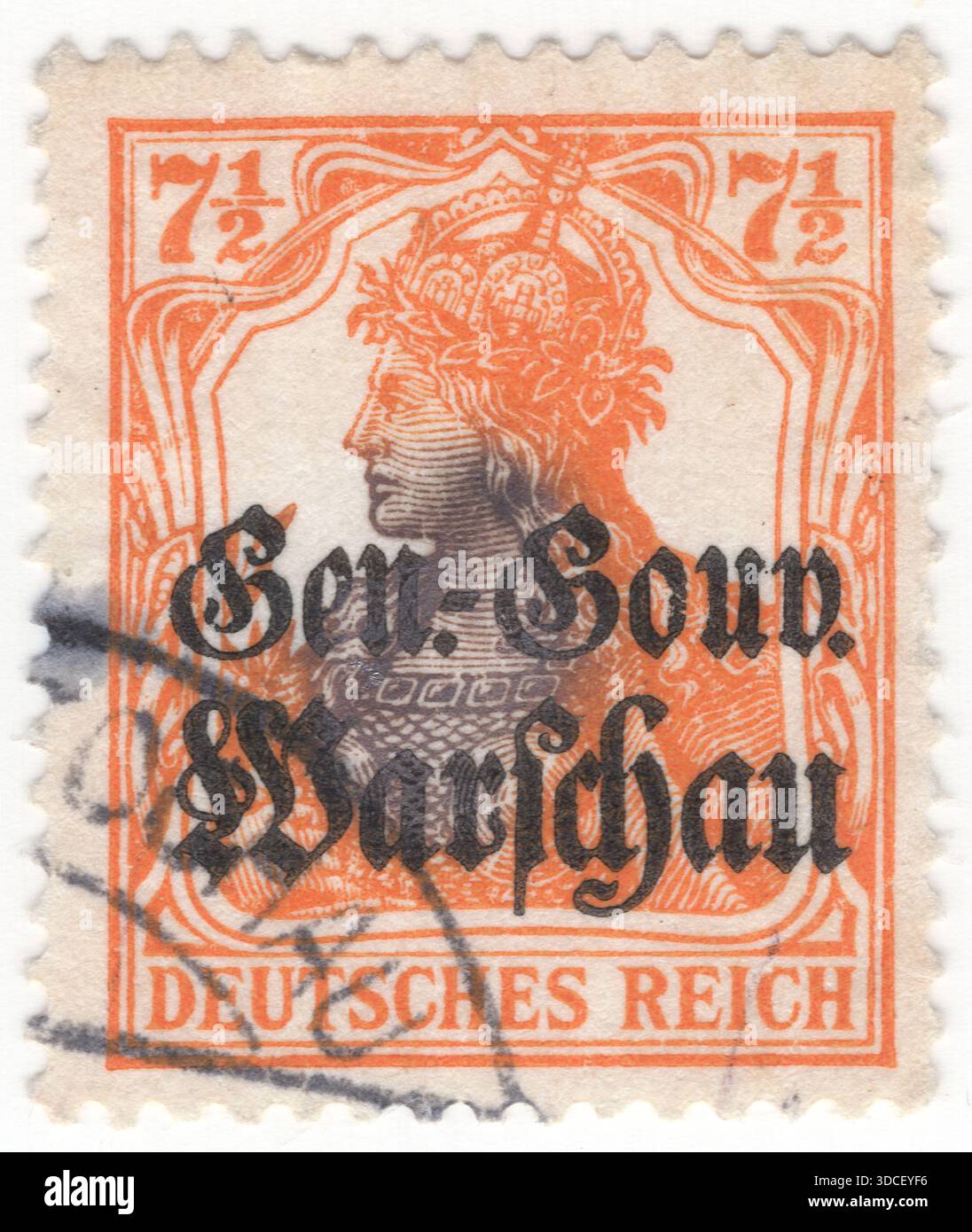 POLONIA — 1916 agosto 1: Francobollo arancione 7,5 pfennig raffigurante la Germania. Rilasciato durante l'occupazione tedesca della Polonia nella prima guerra mondiale, edizione generale 1905 "Germania" sovrastampato "Gen.-Gouv. Warschau'. La Germania è la personificazione della nazione tedesca o dei tedeschi nel loro complesso. Come personificazione, è di solito raffigurata come una donna forte con lunghi, fluenti, capelli biondi rossiccio e in armatura. Spesso brandisce una Reichsschwert (spada imperiale) e porta uno scudo in stile medievale, che a volte presenta un'aquila nera su un campo d'oro Foto Stock